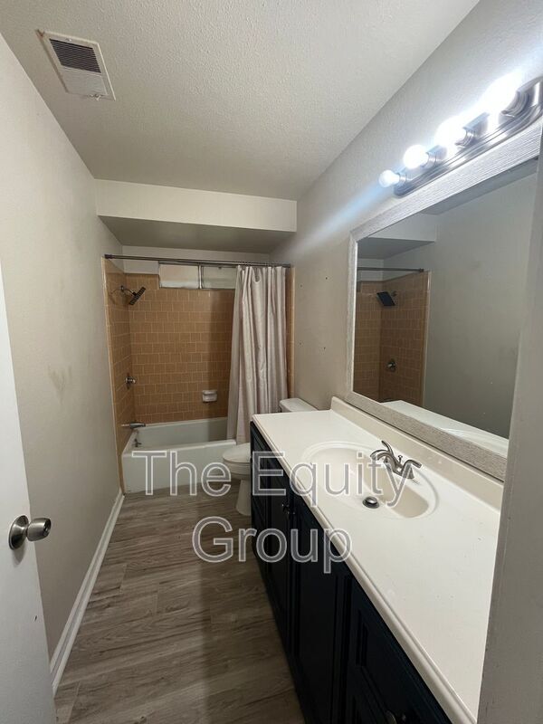 Building Photo - 143 N Simon St