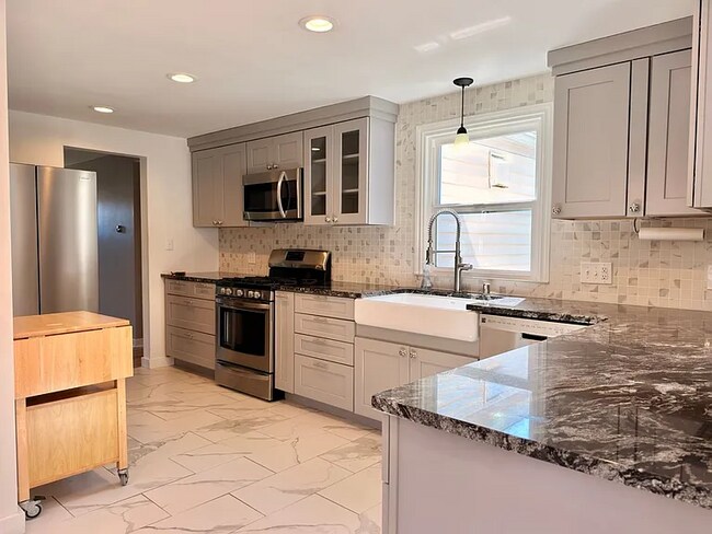 Building Photo - This spacious four-bedroom, two-bathroom