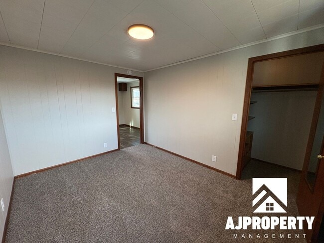 Building Photo - 213 W 39th St