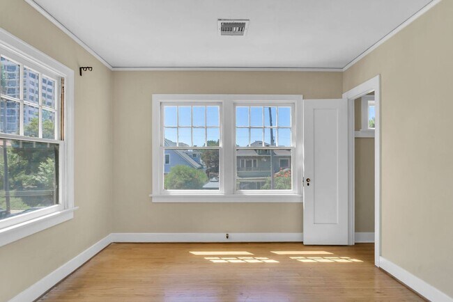 Building Photo - Great upstairs bungalow in Hillcrest with one car garage!