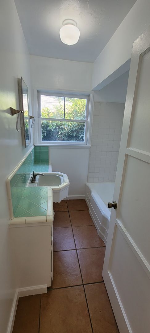 Building Photo - Upgraded back unit of duplex