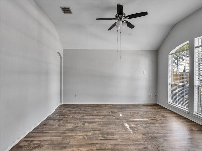 Building Photo - 5643 Walnut Glen Ln