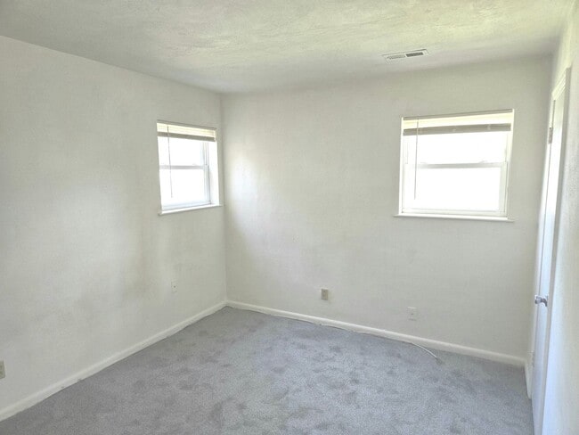 Building Photo - Move In Ready!