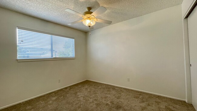 Building Photo - 2 Bedroom Townhouse across from Harloe Ele...