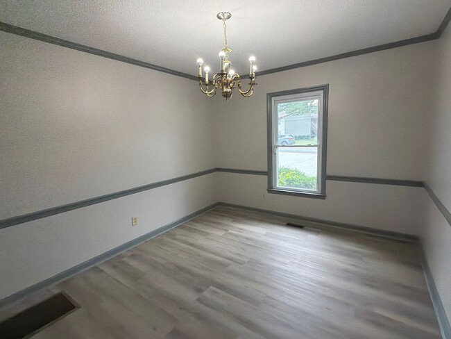 Building Photo - New Listing!!