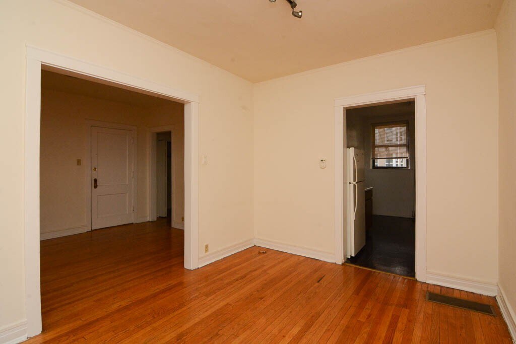 Building Photo - 834 W Waveland Ave