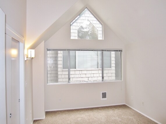 Building Photo - Spacious Lake Oswego 2Bdr w/Fireplace, Dishwasher, W/D, & Balcony!