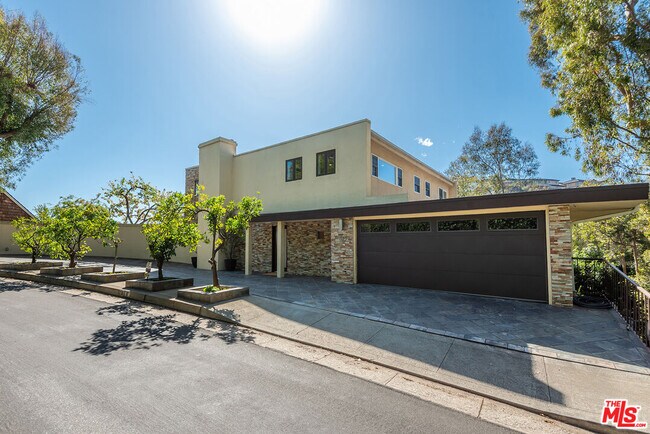 Building Photo - 615 N Saltair Ave