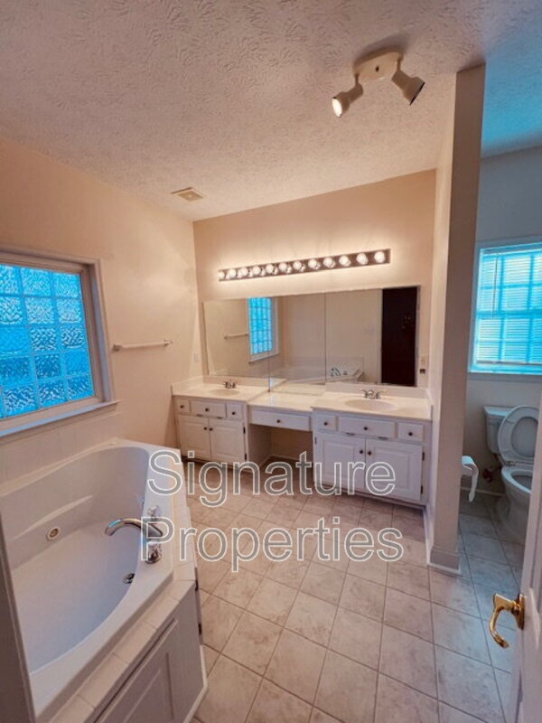 Building Photo - 5100 Beachmere Ct