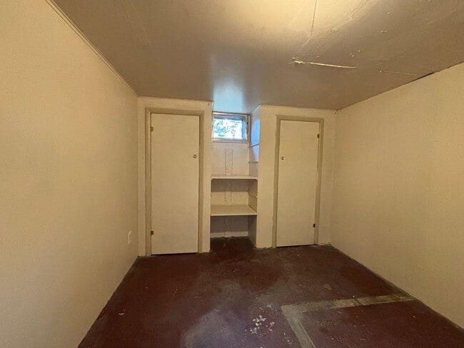 Building Photo - Available Now!  Single family home just mi...
