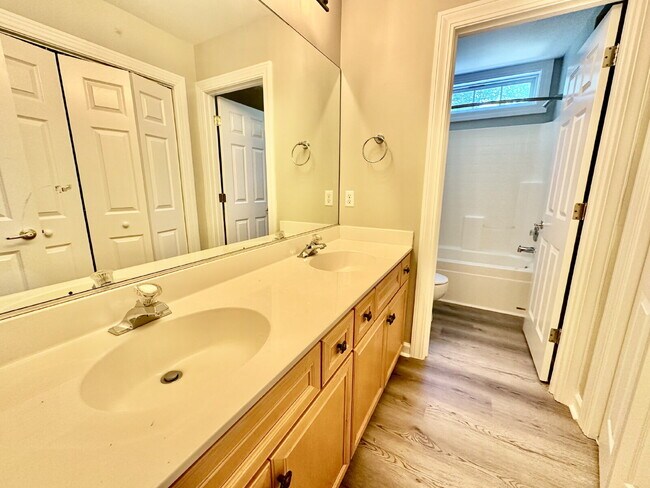 Building Photo - 4-Bedroom Home with Loft and Office for Re...