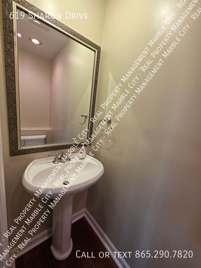 Building Photo - 619 Sharon Dr