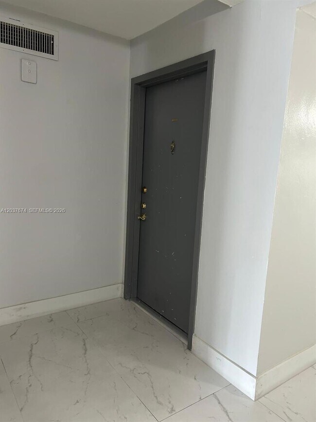 Building Photo - 9320 Fontainebleau Blvd