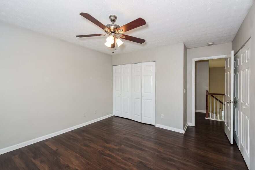 Building Photo - 1204 W Oaks Way