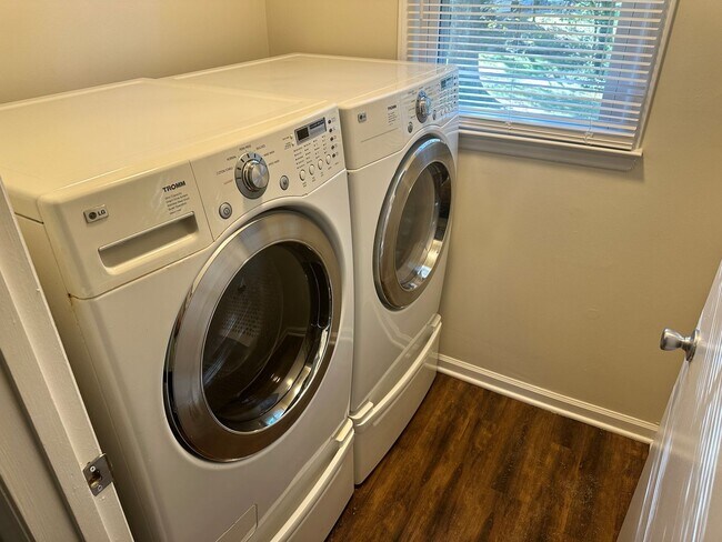 Building Photo - Beautiful Three Bedroom Home in the Wellington Subdivision!