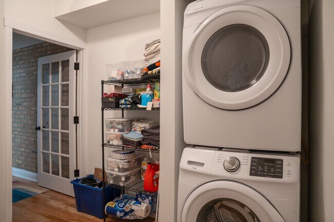 Building Photo - Albany Park - 2 Bed / 1 Bath - Laundry In-Unit w/ Central Heat