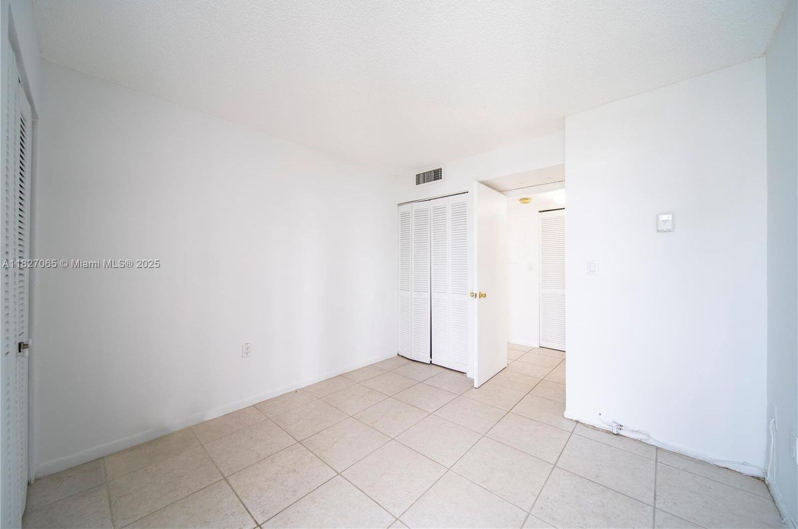 Building Photo - 1450 Brickell Bay Dr