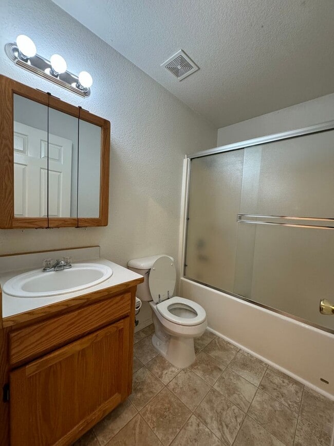 Building Photo - Townhouse in NE Grants Pass, Close to Shop...