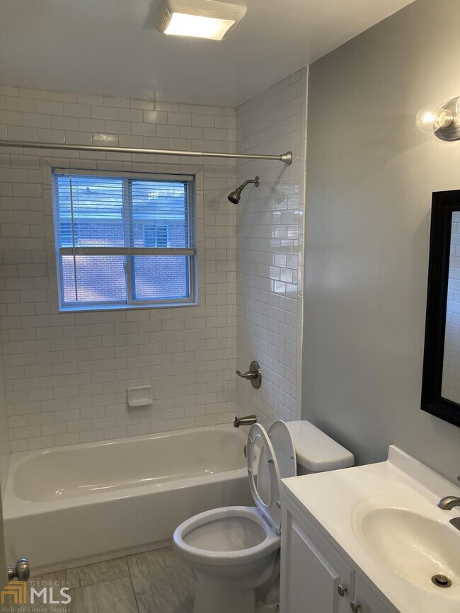 Building Photo - 615 3rd Ave