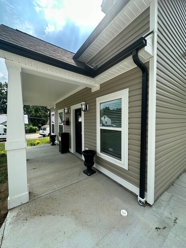 Building Photo - 614 Addison Ave