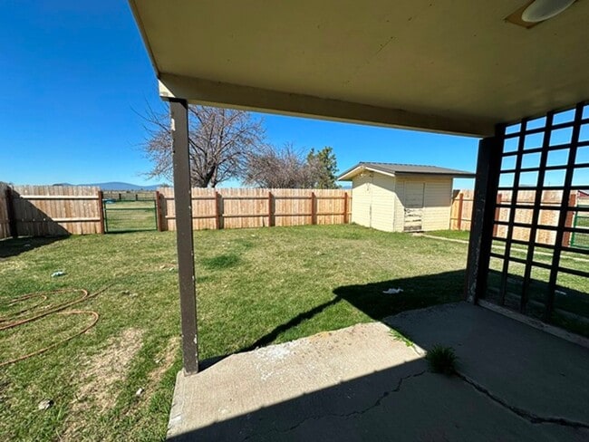 Building Photo - Updated home in Henley School District