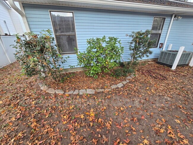 Building Photo - 1739 River Front Dr