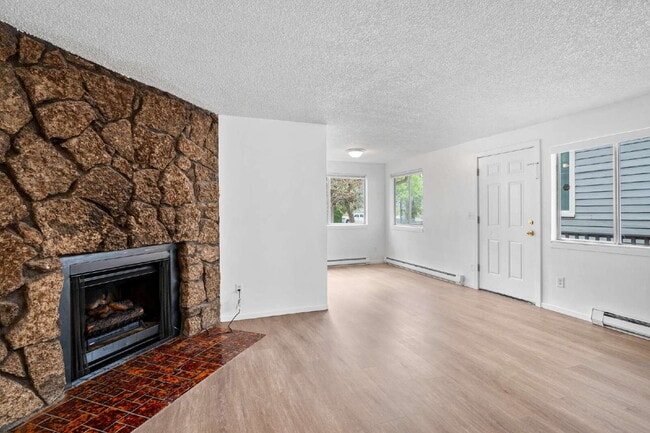 Building Photo - Updated Turnkey 2 Bed 1-bathroom spacious ...