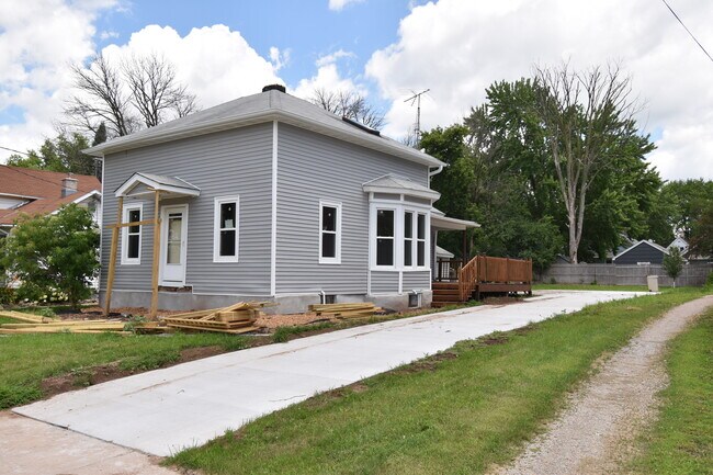 Building Photo - 398 Walnut St