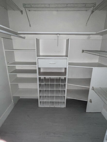 Building Photo - 2850 N Palm Aire Dr