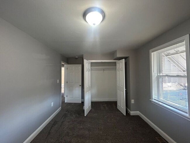 Building Photo - 4 Bedrooms with 2 full bathroom