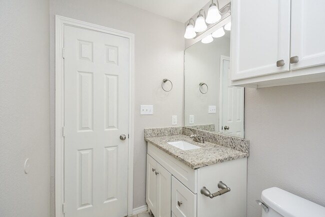 Building Photo - 946 Oak Falls Dr