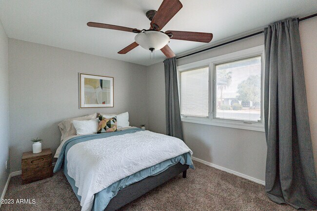 Building Photo - 4016 S Holbrook Ln