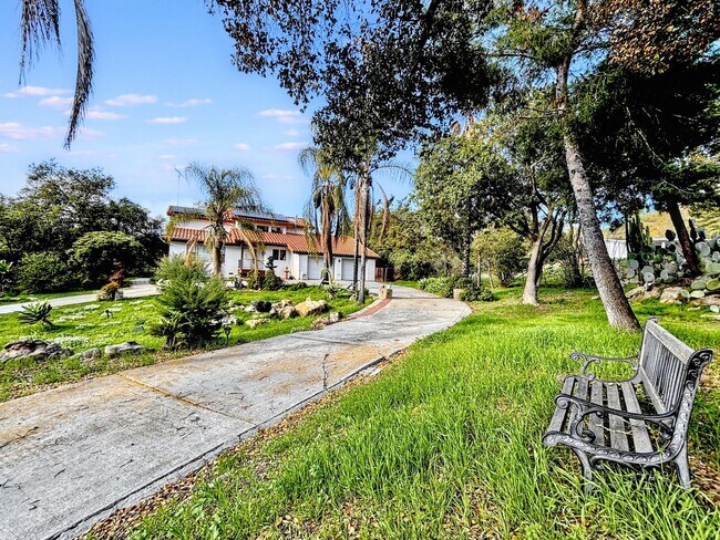 Building Photo - 3 Bed & 2.5 Bath House in Fallbrook, CA / ...