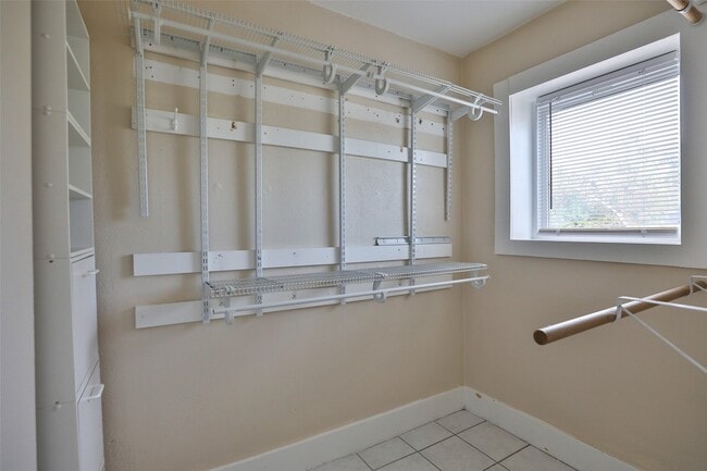 Building Photo - 607 Lakeview Dr