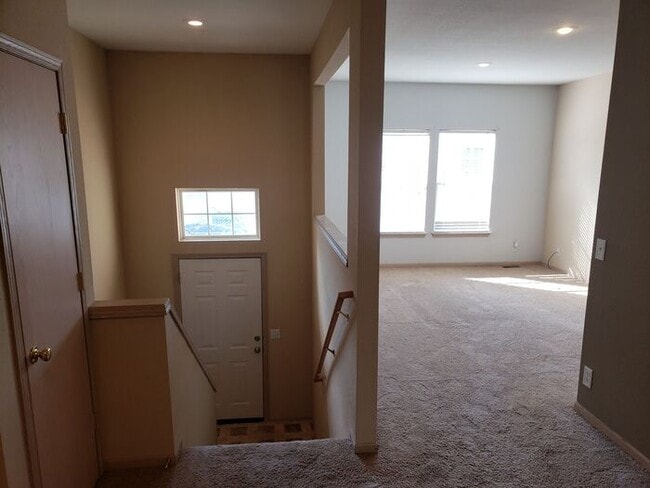 Building Photo - Beautiful Gardner Townhome-Available in MAY!!