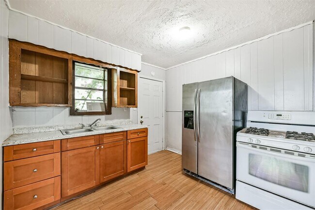 Building Photo - 639 St Charles Dr