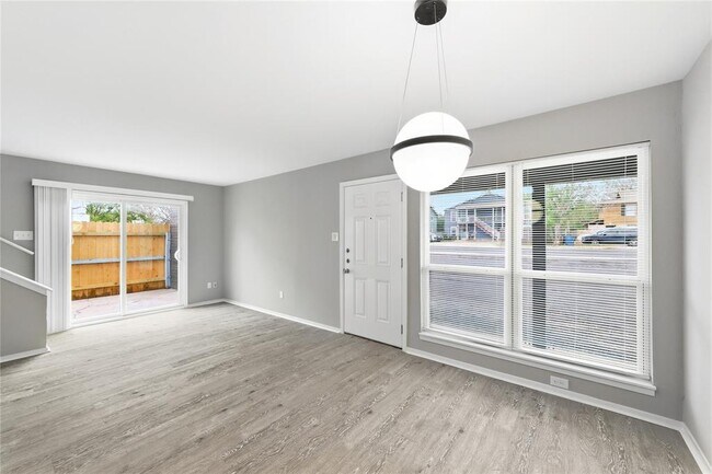 Building Photo - 2618 Ektom Dr