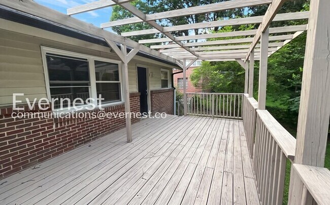 Building Photo - 3 Bed/2 Bath home with Garage / Pet-Friendly / Vouchers Accepted / Available Now!