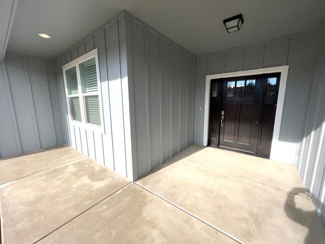 Building Photo - 3021 NW Mount Thielsen Dr