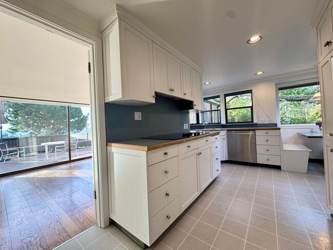 Building Photo - Hawthorne Hills Home