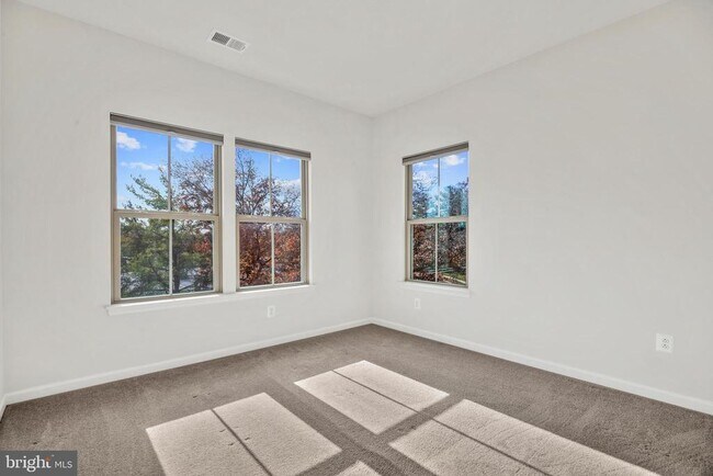 Building Photo - 10012 Aerospace Rd