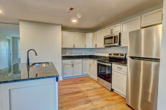 Building Photo - 824 2nd St