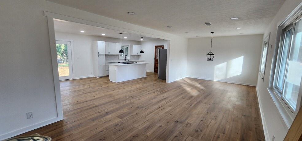 Building Photo - 3401 Windridge Dr