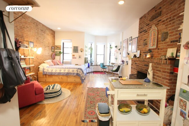 Building Photo - 146 W 70th St