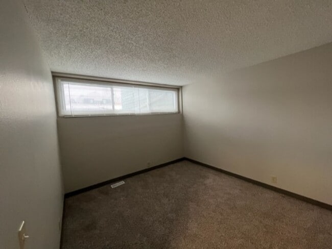 Building Photo - NO RENT TILL DECEMBER!! Ask for details.