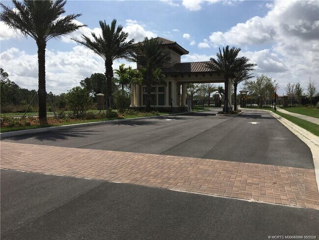 Building Photo - 861 SE Courances Dr