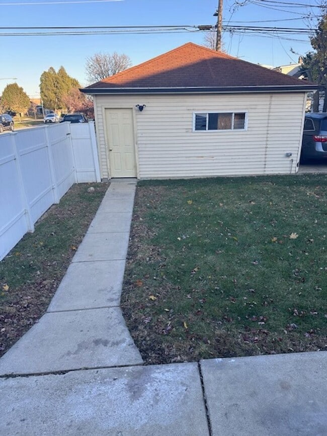 Building Photo - Clearing single family for rent