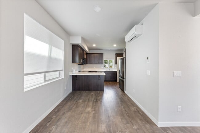 Building Photo - Charming 2-Bed with 2.5 Baths in Newberg