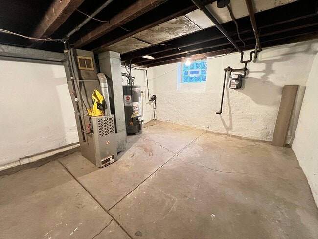 Building Photo - Gorgeous 3b/1b House in South Philly! Section 8 Only