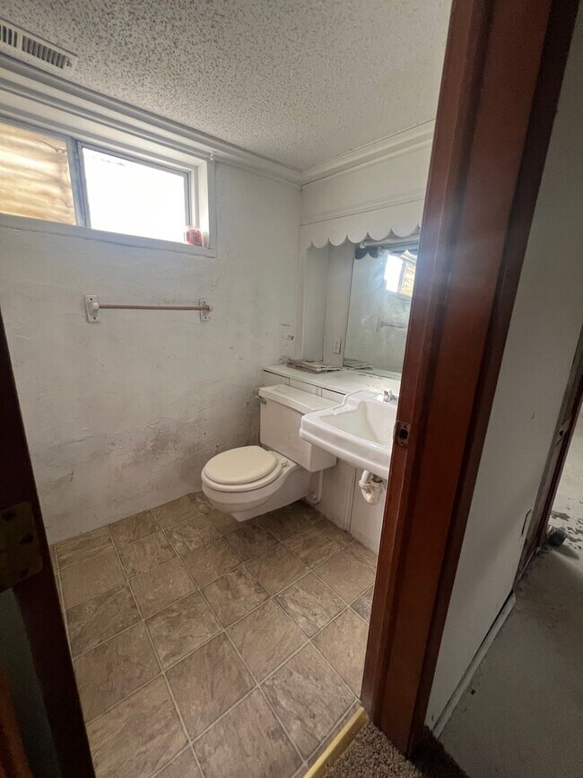 Building Photo - 3 bedroom and 1.5 bathroom house